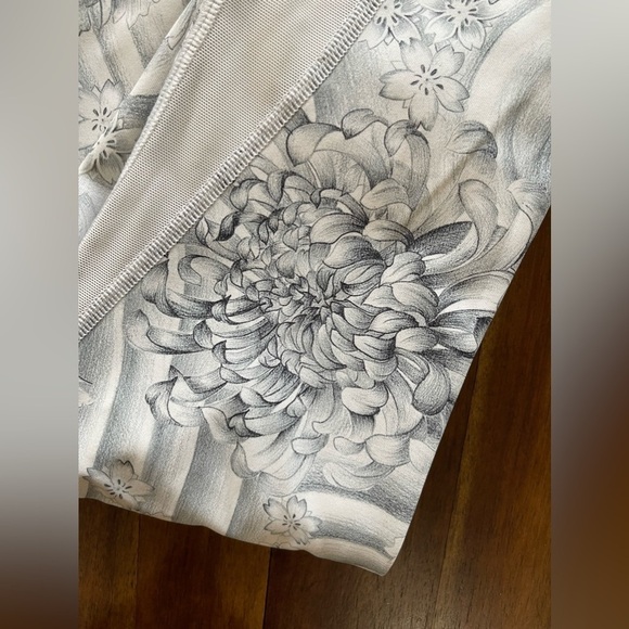 Lululemon Crop leggings flower print gray and white - Picture 11 of 13